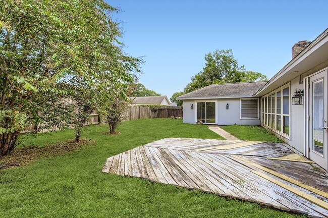 Building Photo - 15710 Sandy Hill Dr