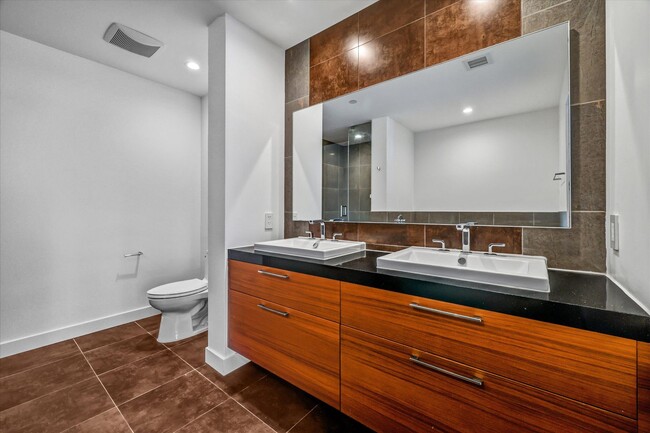 Building Photo - Luxury Elevated Living 1 Bed 1.5 Bath Condo at Skyline OC