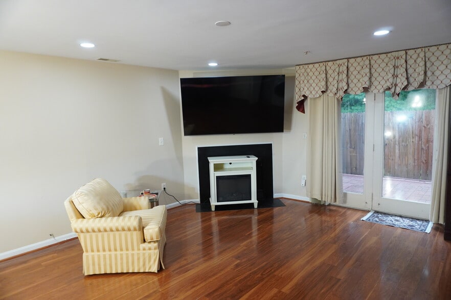 Building Photo - 8381 Township Dr