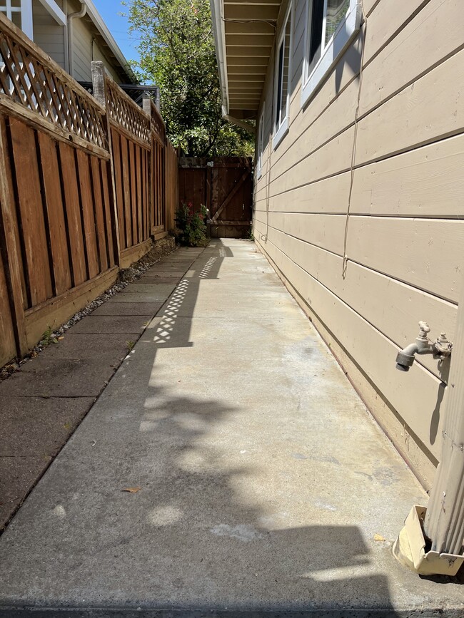 Building Photo - 302 Laurel St