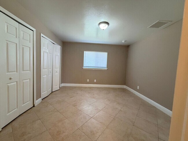 Building Photo - 3 Bedroom 2 Bath Duplex