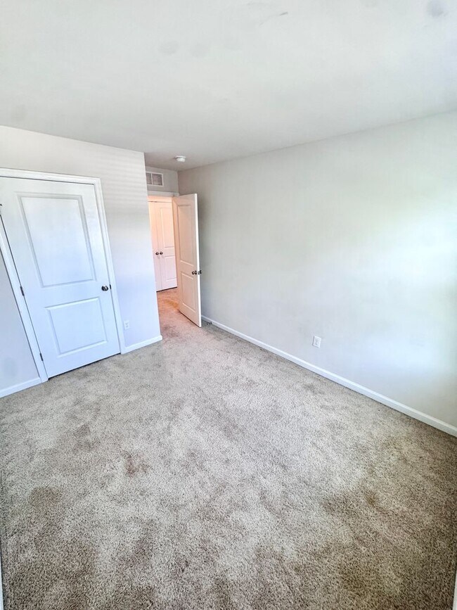 Building Photo - NEWER THREE BEDROOM TOWNHOME