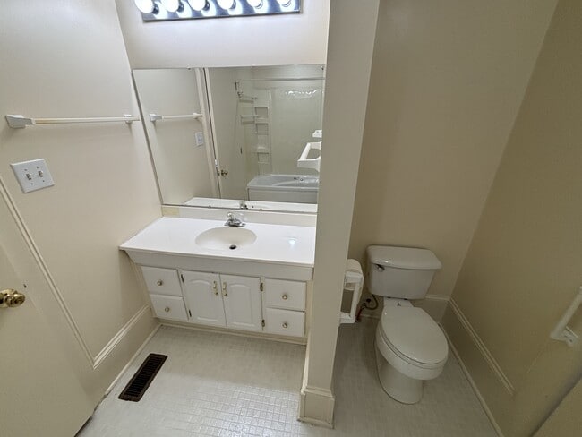 Building Photo - 800 Lennie Ln