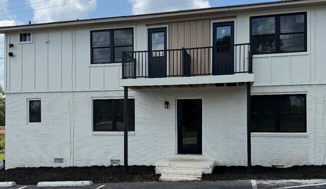 Building Photo - 100 Lily St
