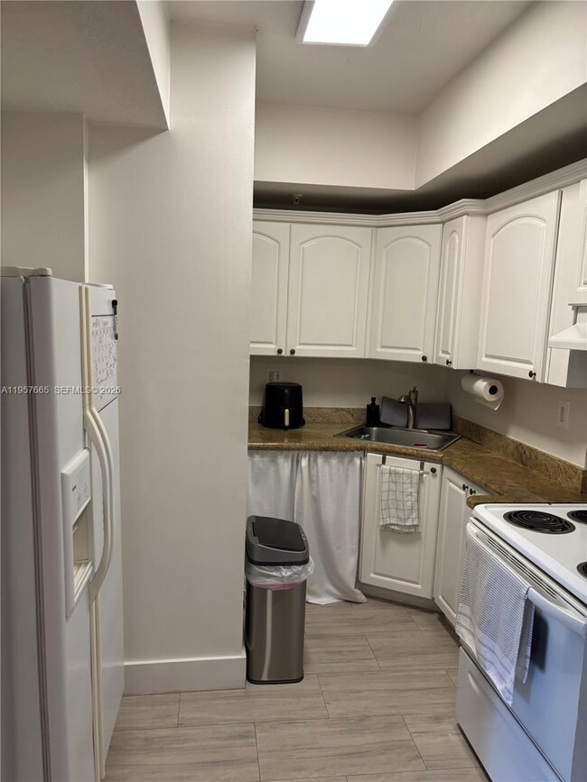 Building Photo - 3500 Coral Wy