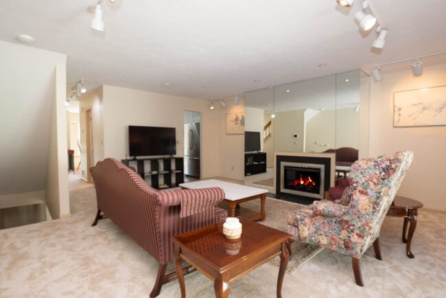 Building Photo - 804 Fairways Dr