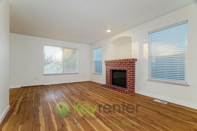 Building Photo - Kent Luxury Home with Double Primary Suite...