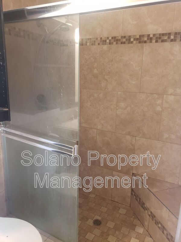 Building Photo - 340 Colonial Cir