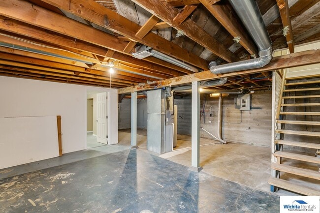 Building Photo - 2 bedroom duplex with bonus room
