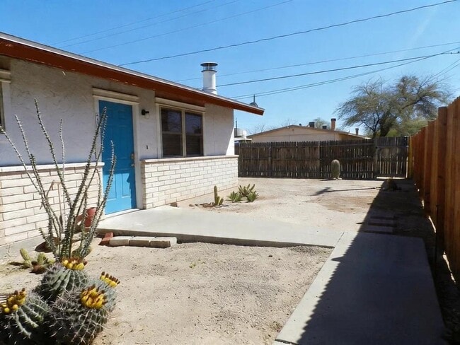 Building Photo - 2512 E Eastland St