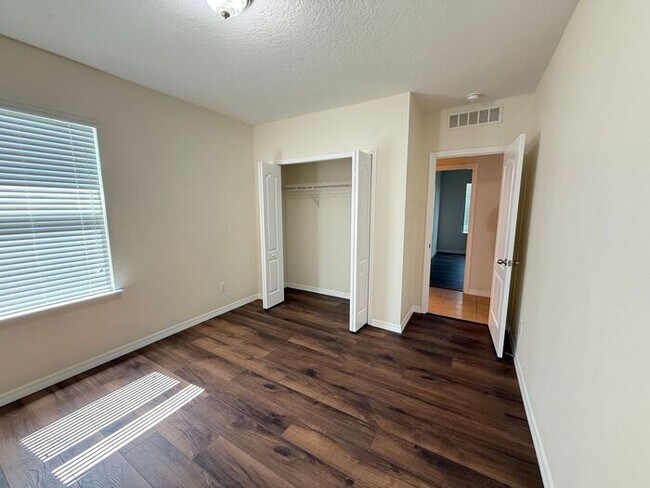Building Photo - Spacious Groveland Home