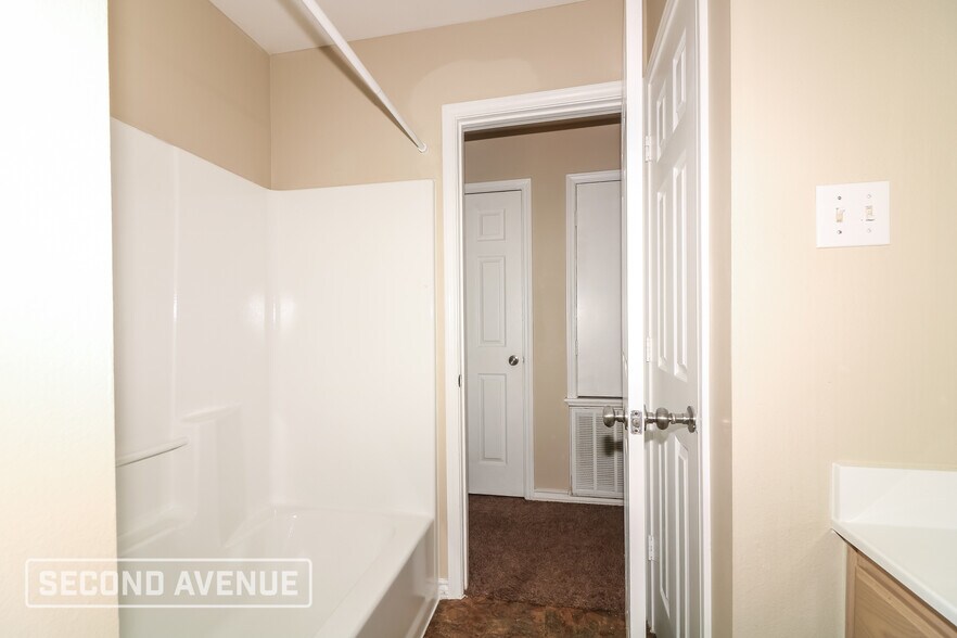 Building Photo - 7618 Cold Springs Dr