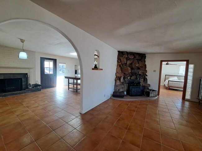 Building Photo - Rural yet close to town with acreage