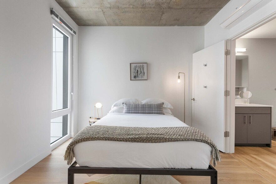 Building Photo - 853 W Blackhawk St