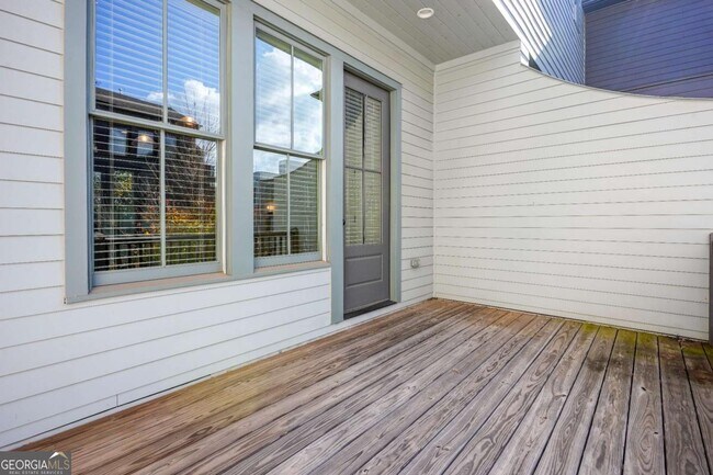 Building Photo - 689 Fraser St SE