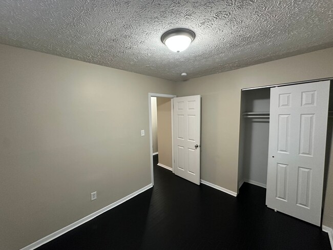 Building Photo - 3 Bed 2 Bath Home Located in Warren Township