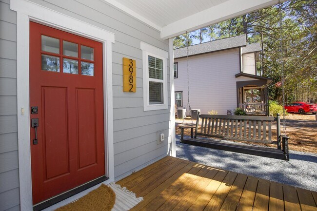 Building Photo - Charming Cottage in DOWNTOWN Southern Pines