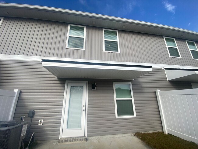 Building Photo - 710-D Giese Ln