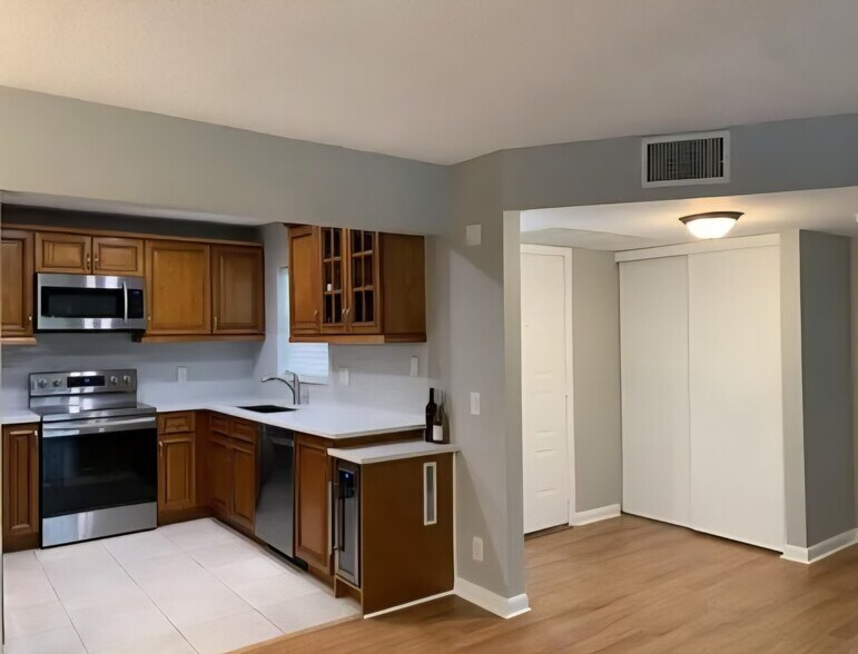 Building Photo - 4033 Carambola Cir N