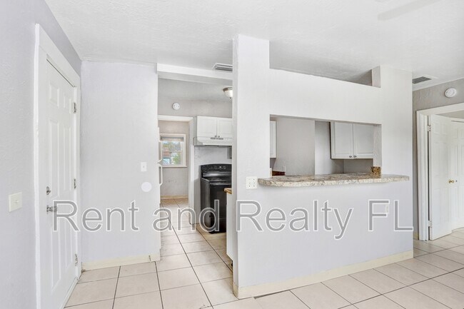 Building Photo - 827 Paris Ave S