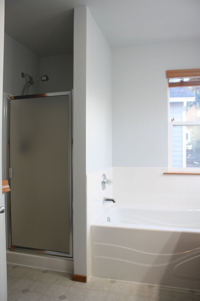 Building Photo - 3 bdrm, 2.5 Bath, 2 car Garage, Gas heat, ...