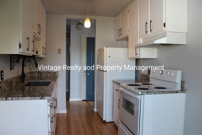 Building Photo - Ready To Go! Very Nice 2 bedroom Condo!!!