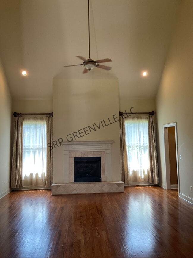 Building Photo - Four Bedroom Brick House for Rent!