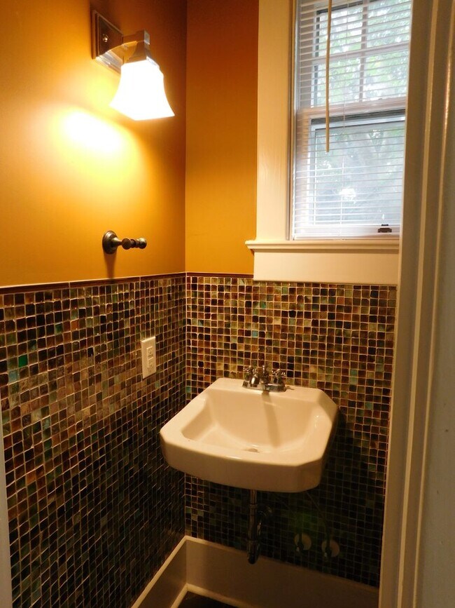 Building Photo - 605 Johnson St