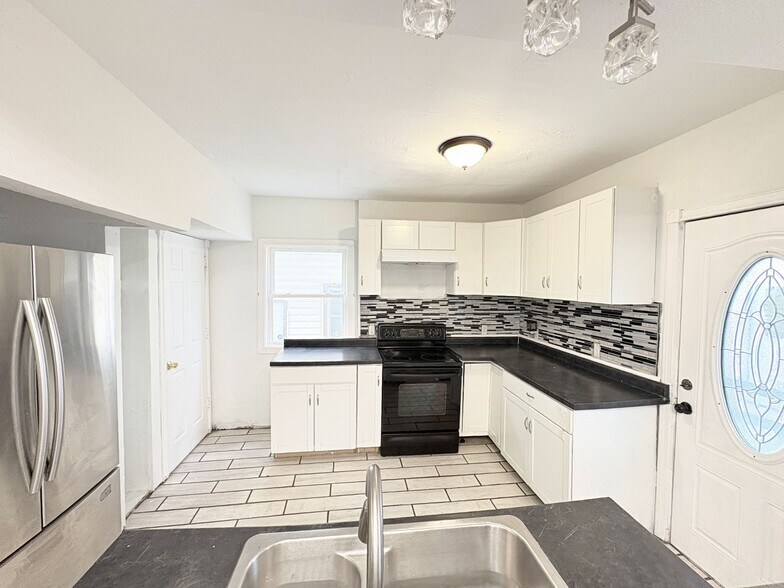 Building Photo - 932 Waverly Ave