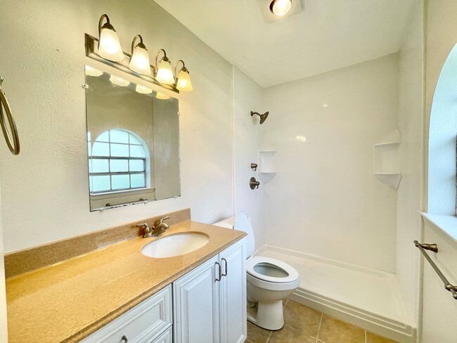 Building Photo - Gorgeous 3/2 recently renovated in homey neighborhood