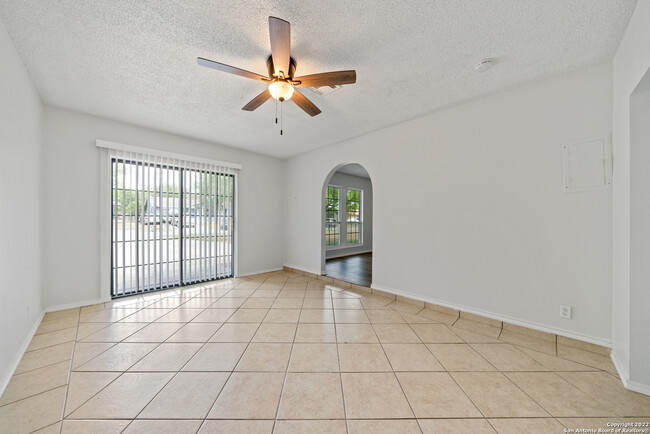 Building Photo - 4851 Castle Arms Dr