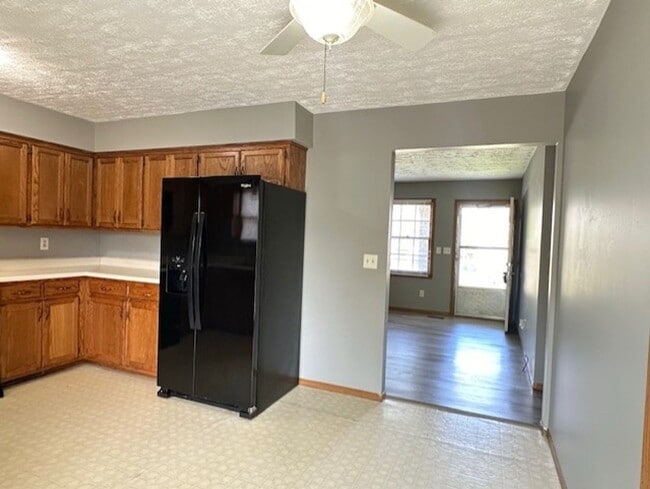 Building Photo - Walnut Grove House 3 Bedroom 1 Bath + covered car port!