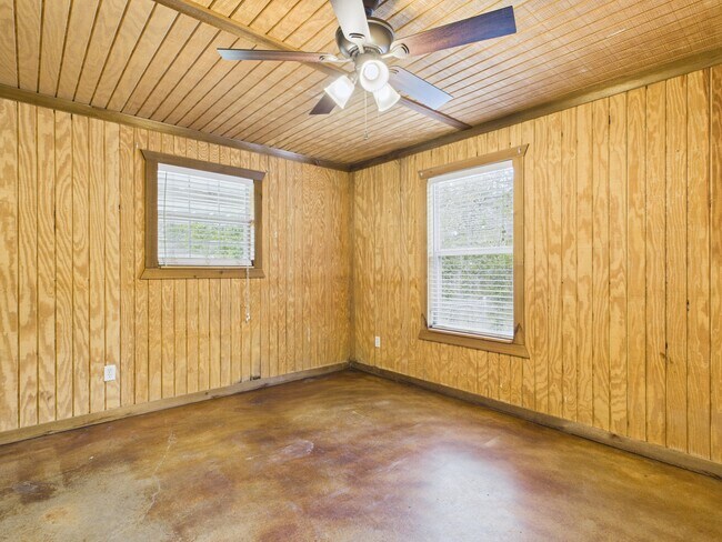 Building Photo - 5822 Leonard Rd