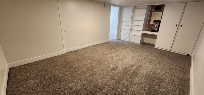 Building Photo - 2 Bedroom 1 Bath lower apartment - all utilities included!