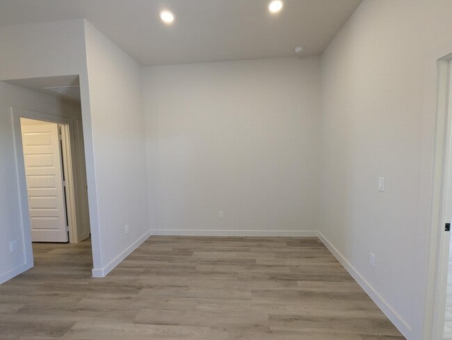 Building Photo - 2008 Cottonwood Ave