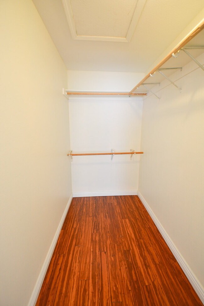 Building Photo - "Charming 3-Bed, 2-Bath Gem in the Heart of Las Vegas - 1311 Sq Ft of Comfort!"