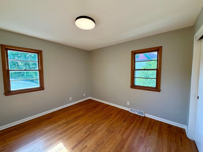 Building Photo - Duff Duplex 1709-1711