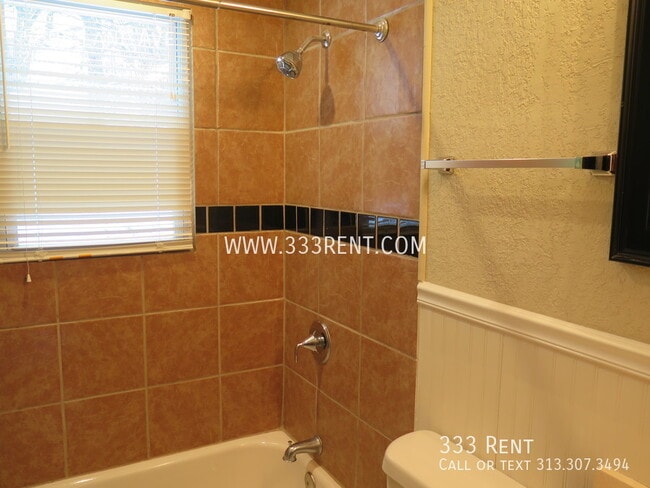 Building Photo - Lovely 2 bed 1 bath home ready to be moved...