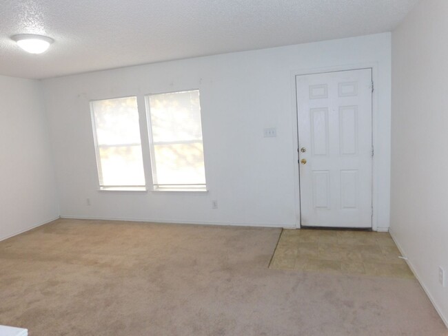 Building Photo - Beautifully maintained 3-bedroom, 2-bath home