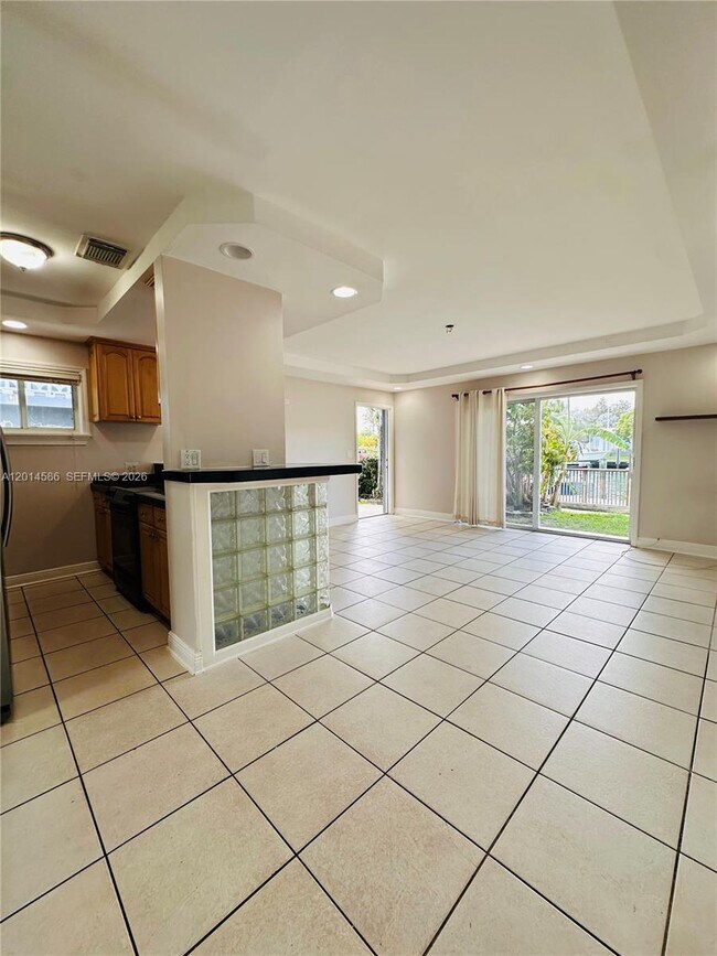 Building Photo - 2033 Calais Dr