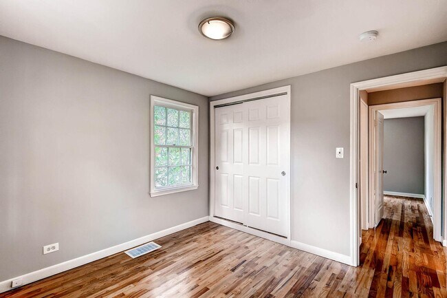 Building Photo - Updated 4-bed, 2-bath home - Blocks from R...