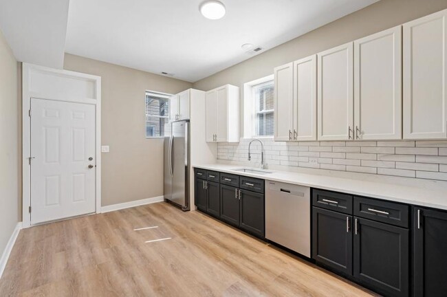 Building Photo - 2 bedroom in Chicago IL 60657