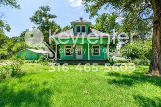 Building Photo - June is free!! Charming 1925 Farm House on 1/3 acre!