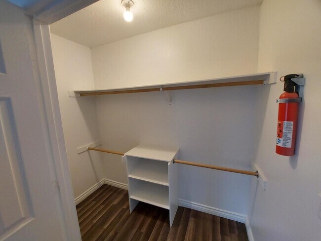 Building Photo - Upstairs 2BD/1.5BA Condo with Washer/Dryer...