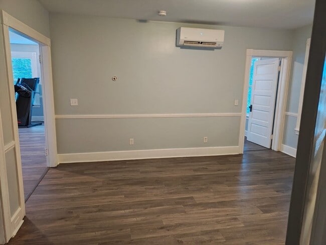 Building Photo - 115 Maple St