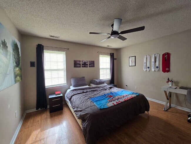 Building Photo - "Charming 3-Bedroom Home with 2 Full Baths in Jacksonville's Cozy Winterberry Court!"