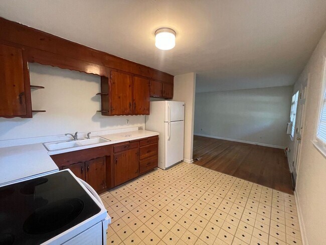 Building Photo - 353 Morton Ave