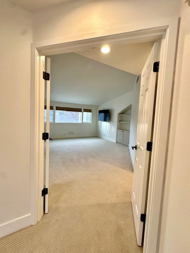 Building Photo - Riverfront Gated 2 Bedroom Luxury Condo!!