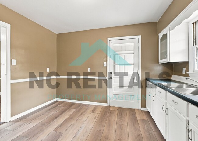 Building Photo - 1800 Woodmere Dr