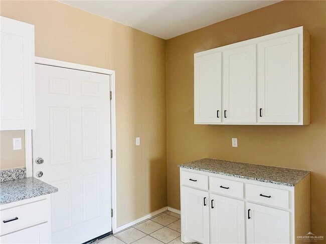 Building Photo - 7 E St